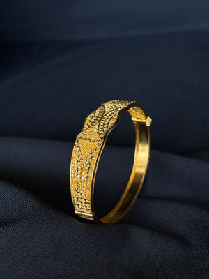 22K Gold Bangle with Detailed Pattern 22K Gold Bangle with Detailed Pattern
