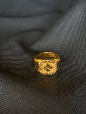 22K Gold Gents Ring with Distinctive Central Design & Patterned Band. 22K Gold Gents Ring with Distinctive Central Design & Patterned Band.