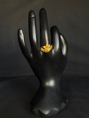 Finely Crafted 22K Gold Floral Ladies Ring. Finely Crafted 22K Gold Floral Ladies Ring.