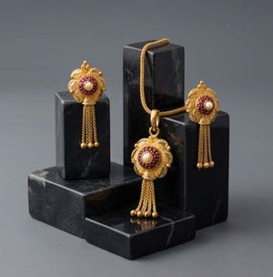 Modern 22K Gold Textured Square Pendant Set | Sleek Jewelry Modern 22K Gold Textured Square Pendant Set | Sleek Jewelry