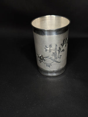 925 sterling silver Glass adorned with a delicate floral engraving. 925 sterling silver Glass adorned with a delicate floral engraving.
