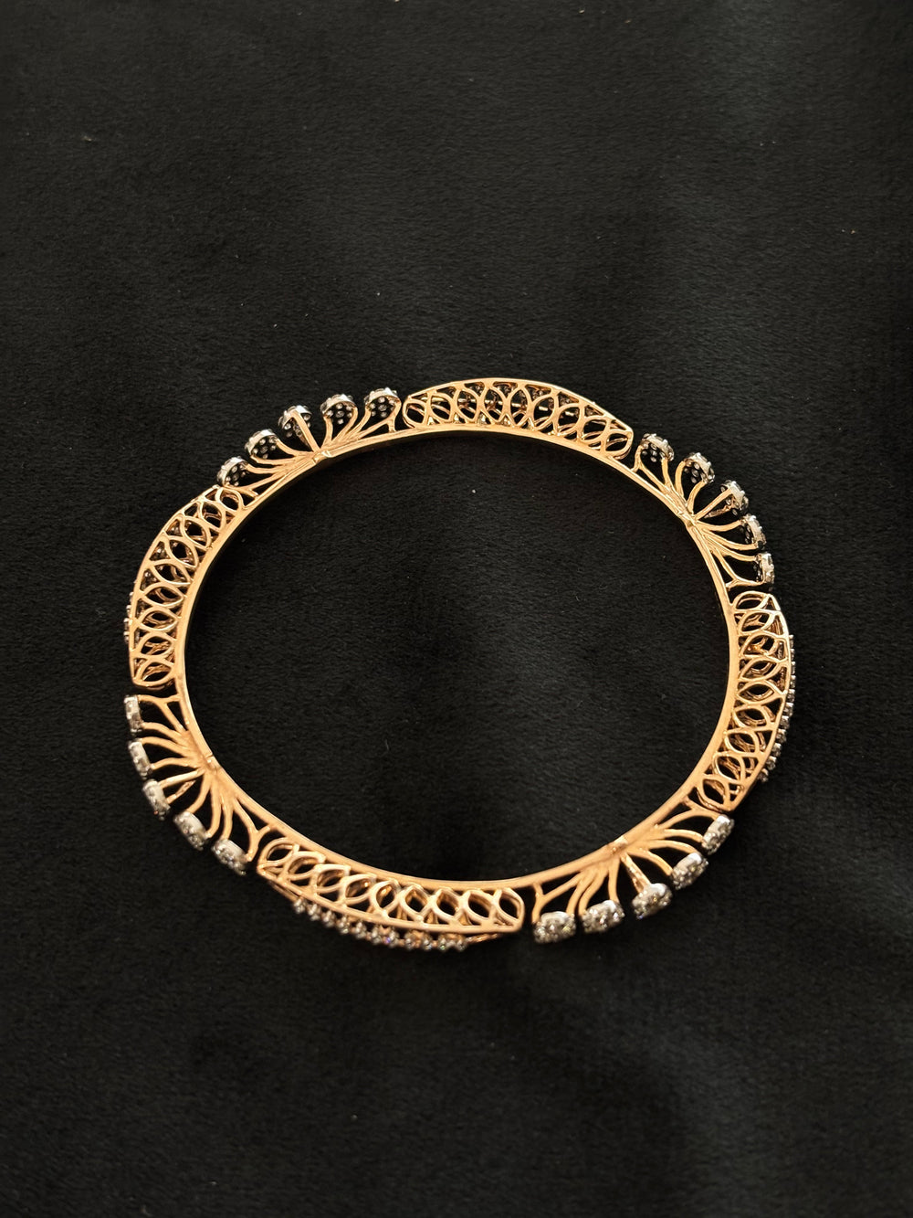 14KT Gold Diamond Bangle with IGI Certified 3.03 ct Diamonds, 14.814g Net Gold