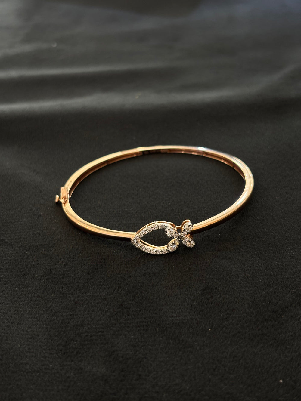 14KT Gold Diamond Bangle , IGI Certified 0.48 ct Diamond, 7.444g Net Gold