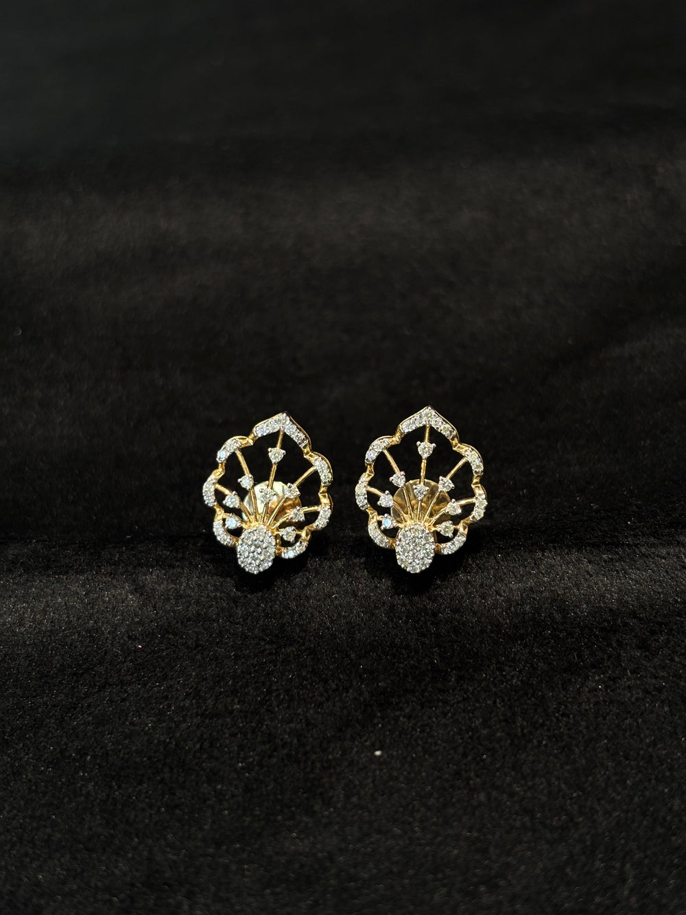 14K Gold Diamond Pendant Set with Fan-Inspired Design – IGI Certified 0.81 ct Diamonds, 4.728g Net Gold(Without Chain)