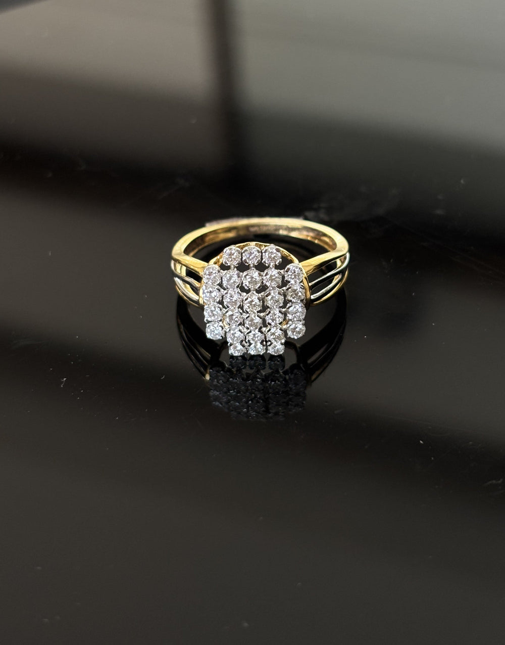 18K Gold Diamond Cluster Ring with IGI Certified 0.73 ct Diamonds, 2.844g Net Gold