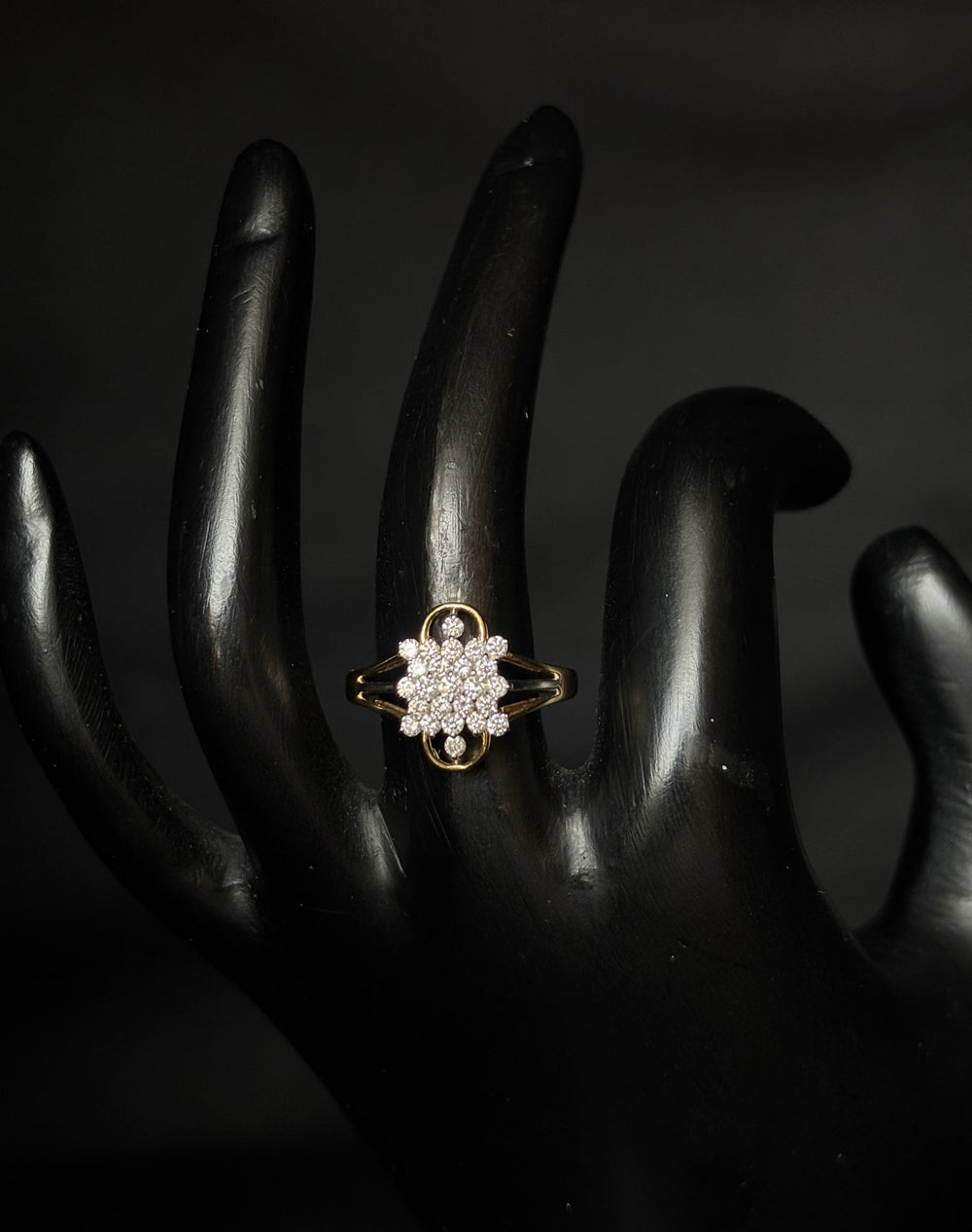 18K Gold Diamond Cluster Ring with IGI Certified 0.58 ct Diamonds, 2.974g Net Gold