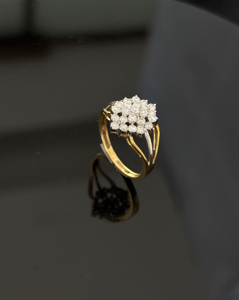 18K Gold Diamond Cluster Ring with IGI Certified 0.82 ct Diamonds, 2.926g Net Gold