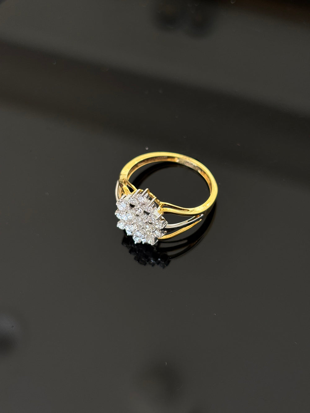18K Gold Diamond Cluster Ring with IGI Certified 0.82 ct Diamonds, 2.926g Net Gold