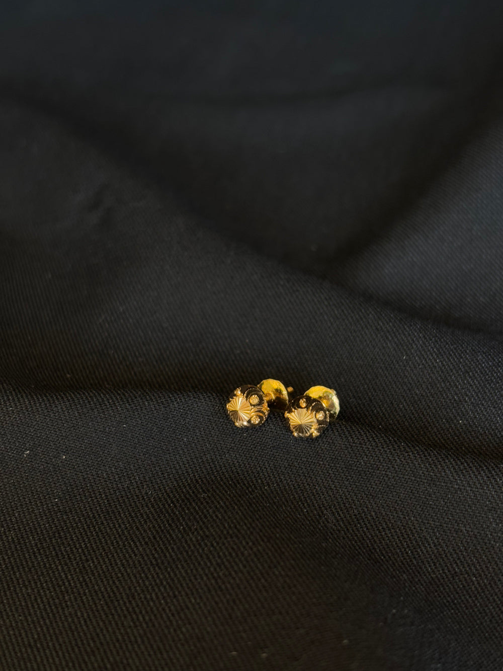 22K Gold Oval Stud Earrings with Textured Detailing - Classic & Elegant