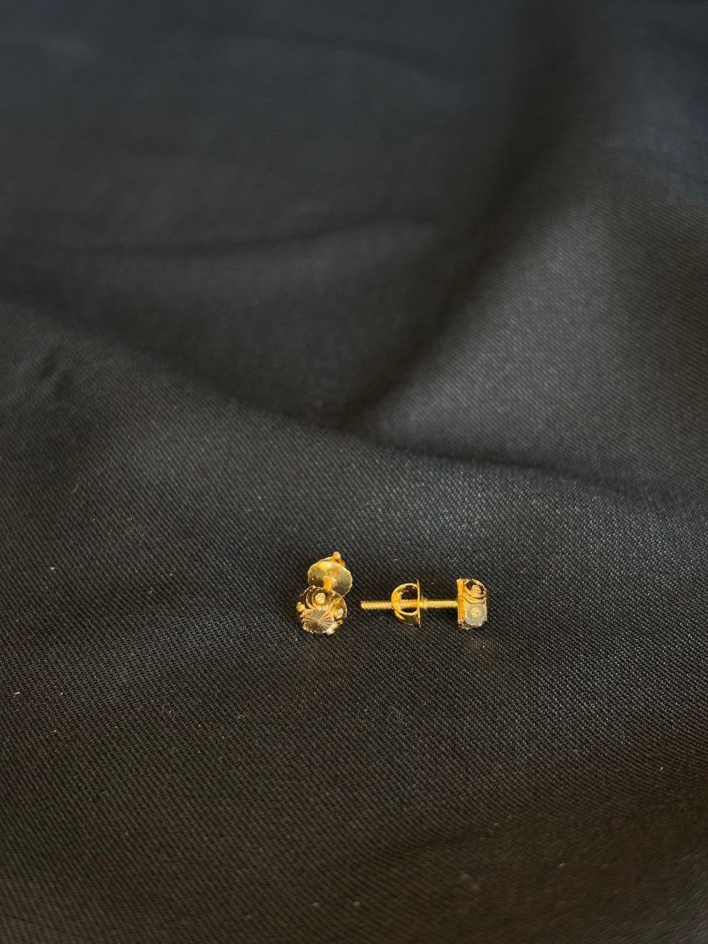 22K Gold Oval Stud Earrings with Textured Detailing - Classic & Elegant