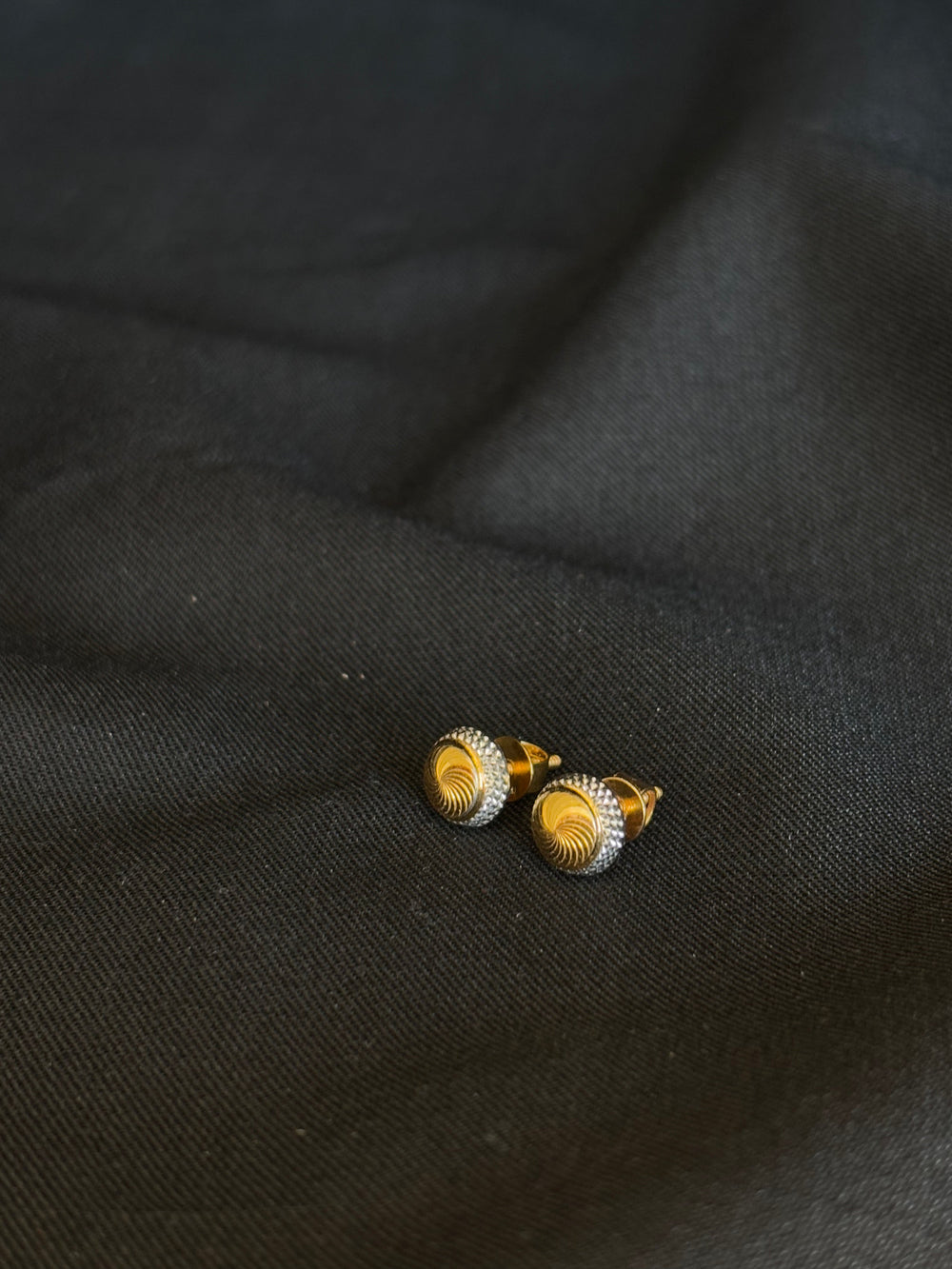 22K Gold Men's Signet Ring with Intricate Engraved Pattern - Classic & Distinguished