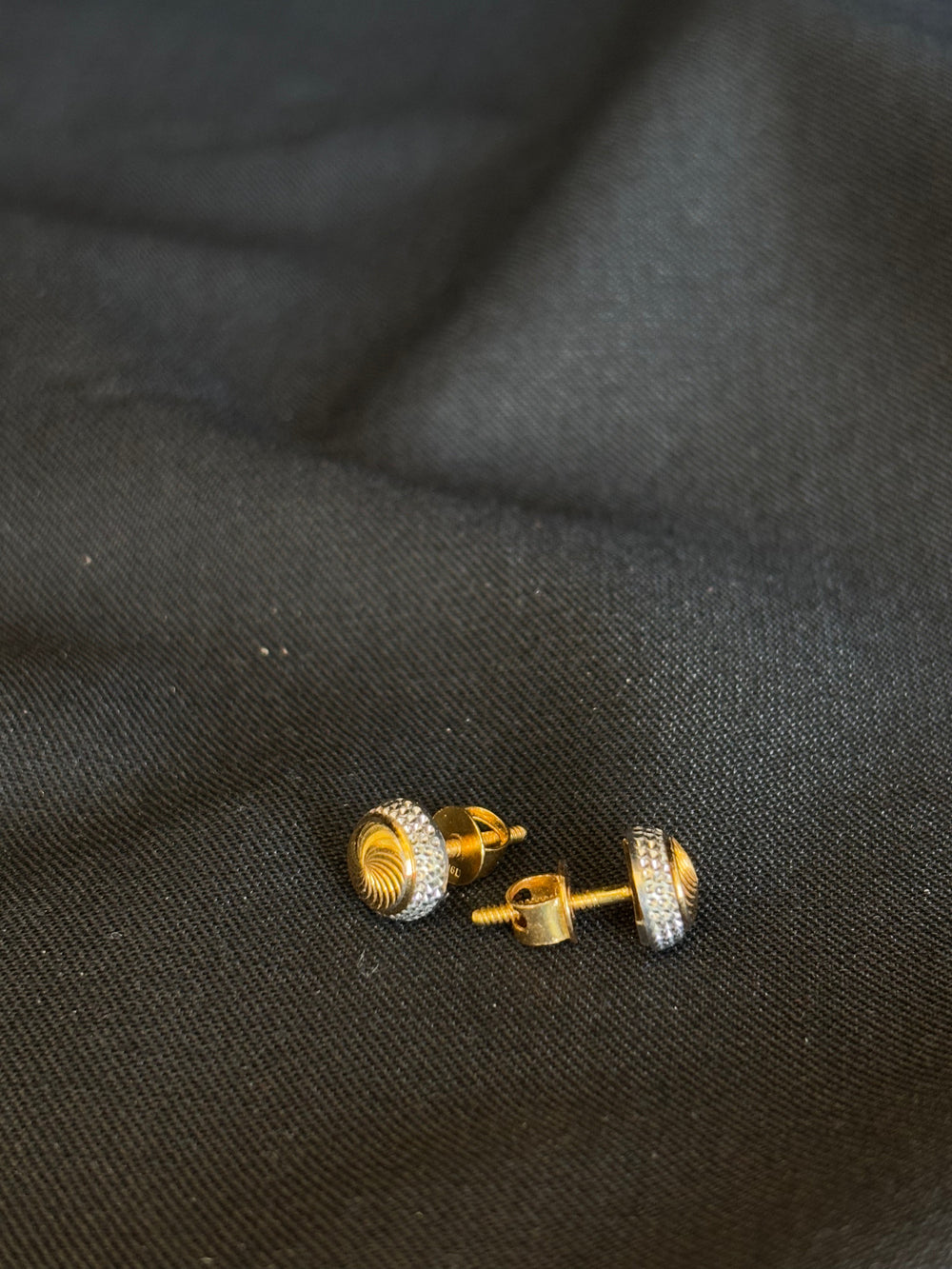 22K Gold Men's Signet Ring with Intricate Engraved Pattern - Classic & Distinguished