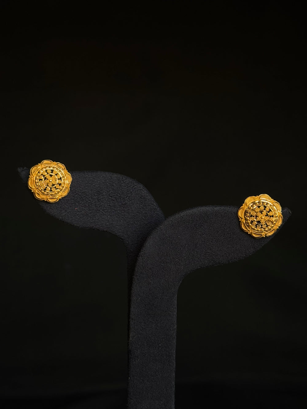 22K Gold Oval Stud Earrings with Detailed Filigree Pattern.