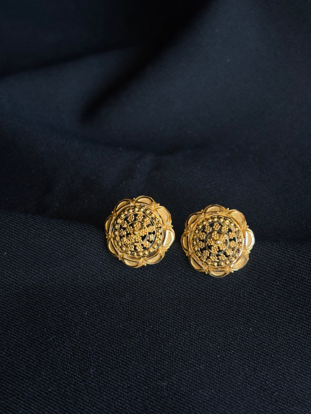 22K Gold Oval Stud Earrings with Detailed Filigree Pattern.