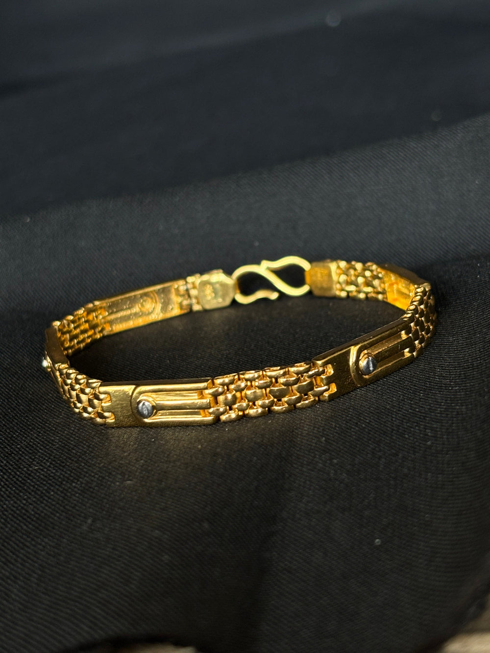 22K Gold Men's Bracelet with Subtle Stone Detail