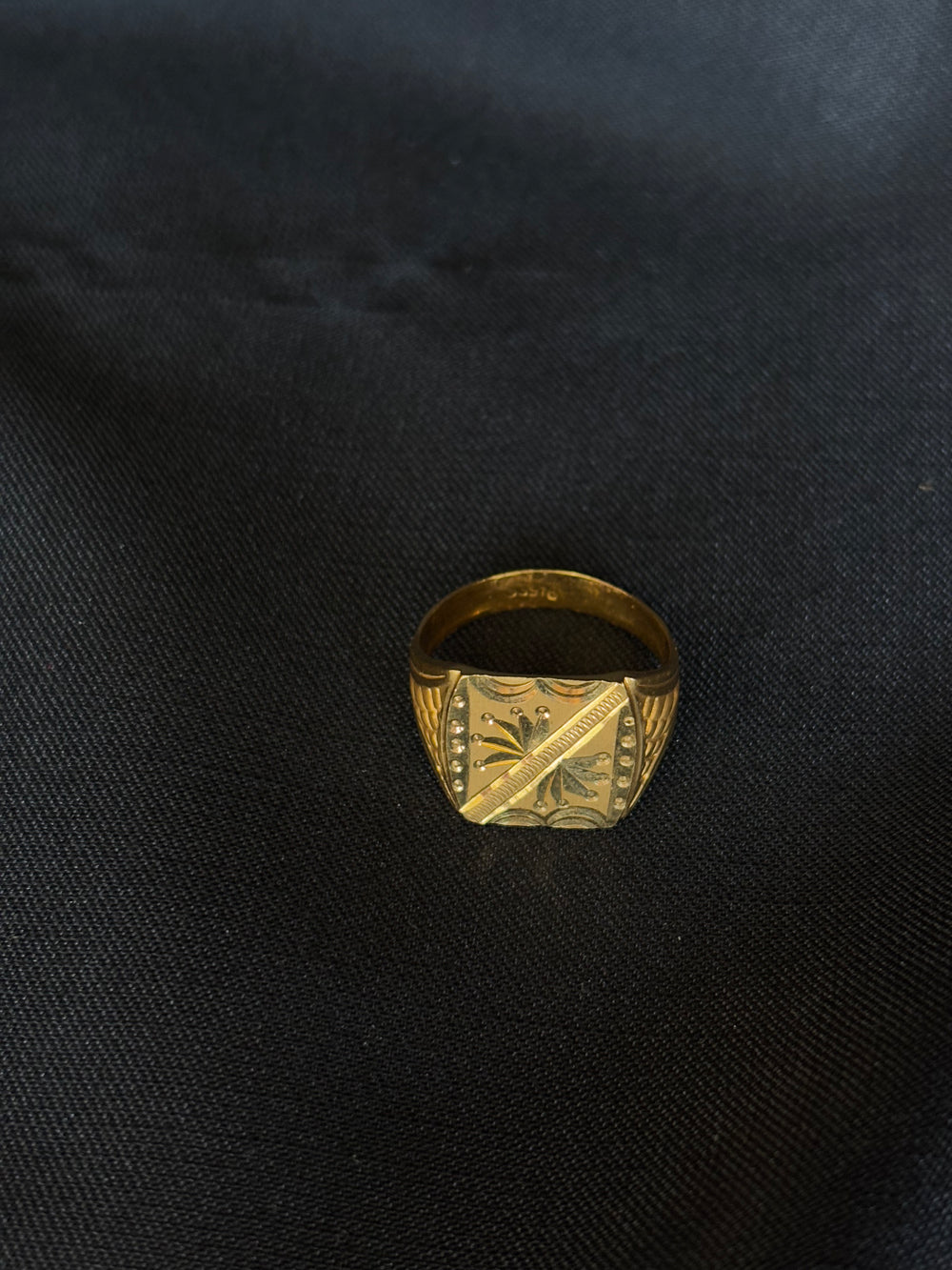 22K Gold Gents Ring with Distinctive Shaped Setting & Intricate Detailing