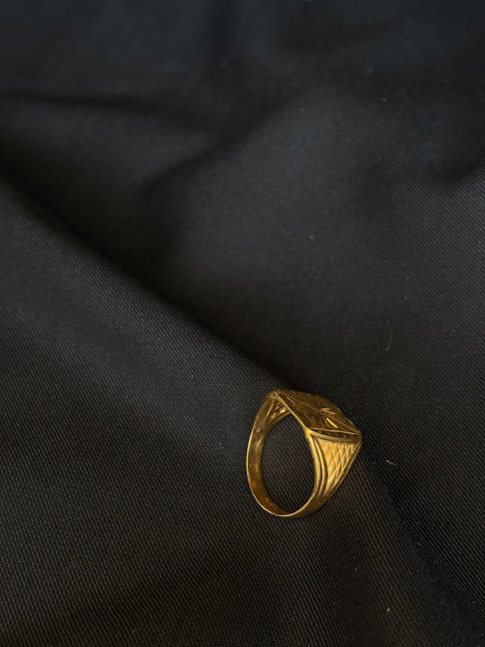 22K Gold Gents Ring with Distinctive Shaped Setting & Intricate Detailing