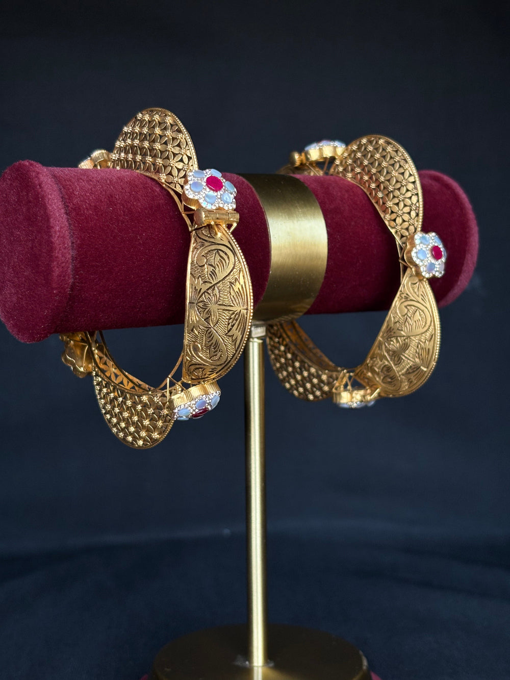 22K Gold Fan-Shaped Bangle Set with Gemstone Details