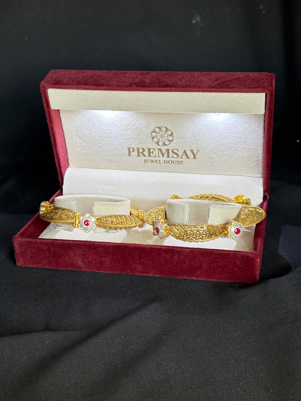 22K Gold Fan-Shaped Bangle Set with Gemstone Details