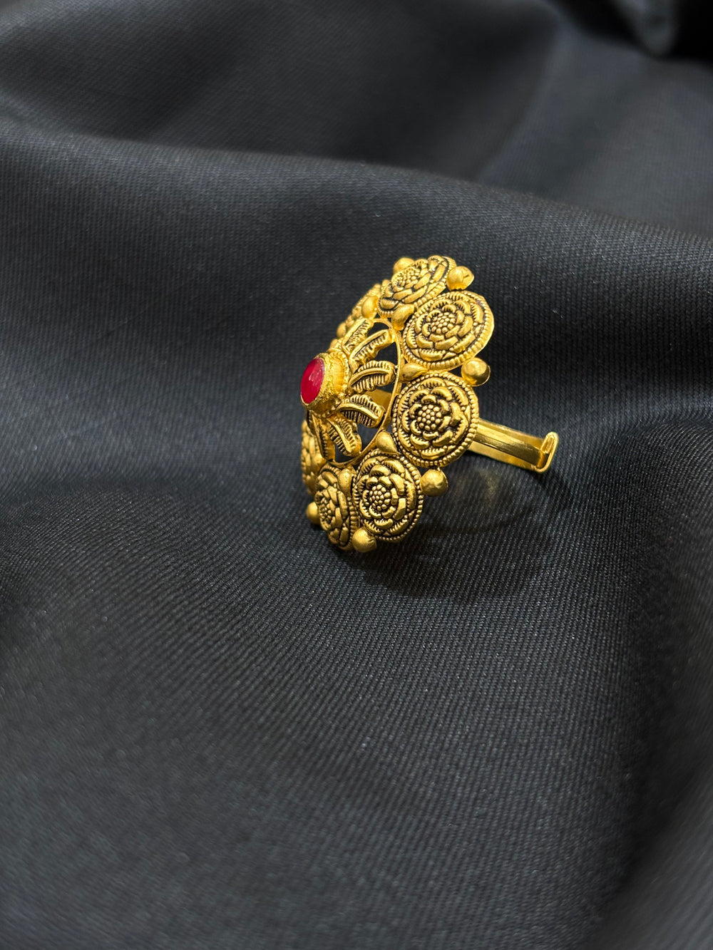 22K Gold Ladies Ring with Floral Design & Vibrant Center Stone.