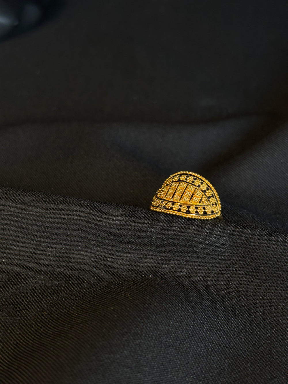 22K Gold Ladies Ring with Textured Band Pattern
