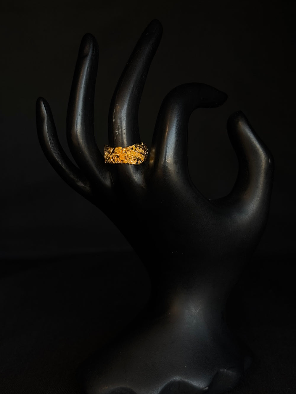 22K Gold Ladies Ring with Ornate Detailing.