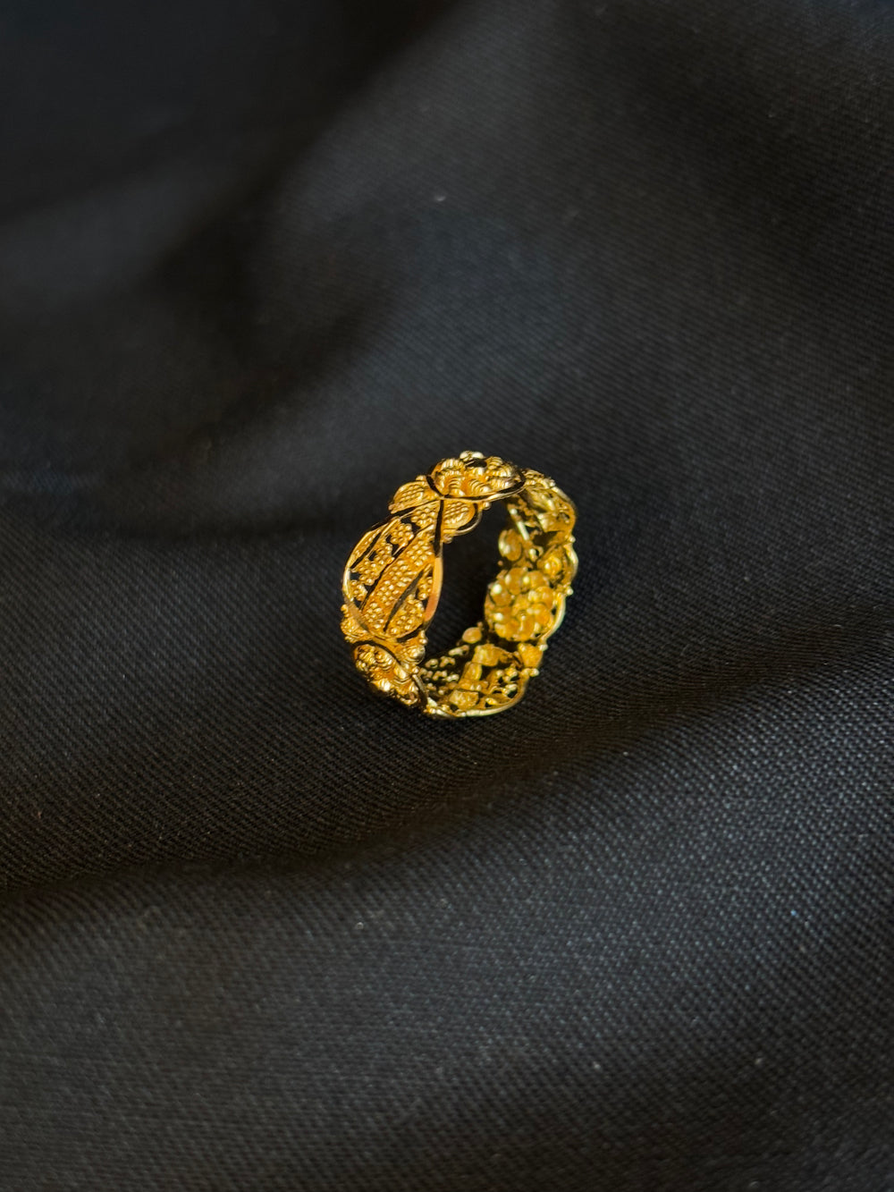 22K Gold Ladies Ring with Ornate Detailing.