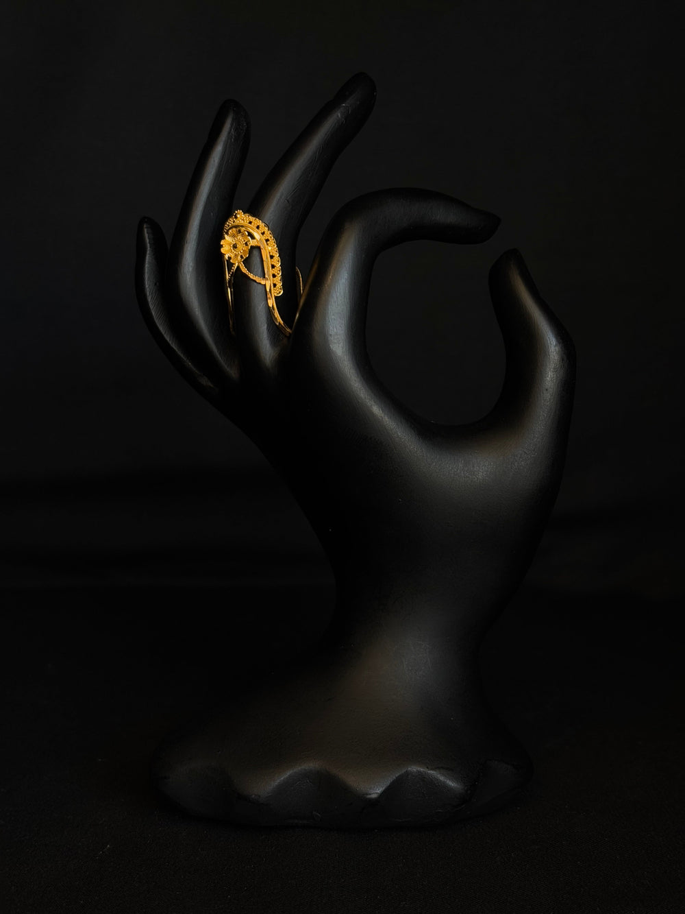 22K Gold Openwork Ring with Floral Accents - Delicate & Elegant