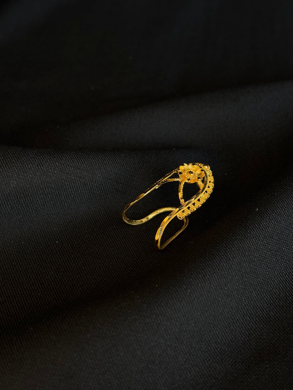 22K Gold Openwork Ring with Floral Accents - Delicate & Elegant