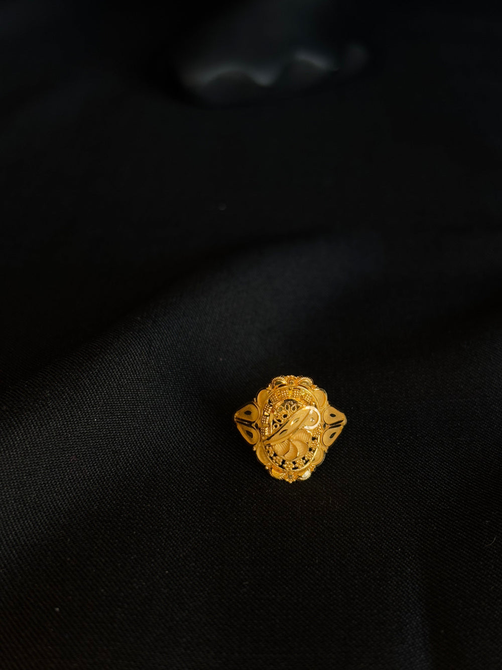 22KT Gold Designer Ring with Intricate Filigree Craftsmanship