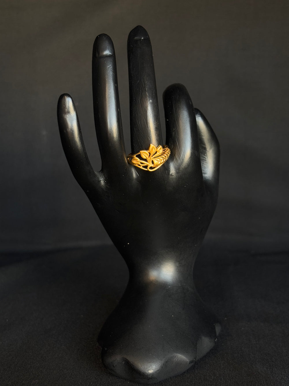 Finely Crafted 22K Gold Floral Ladies Ring.