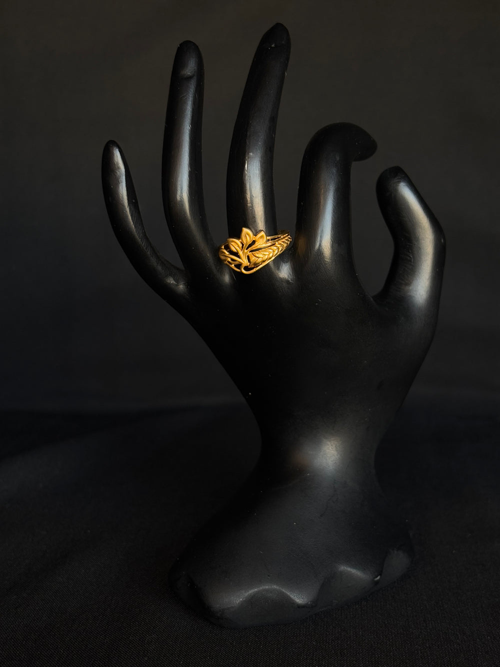 Finely Crafted 22K Gold Floral Ladies Ring.