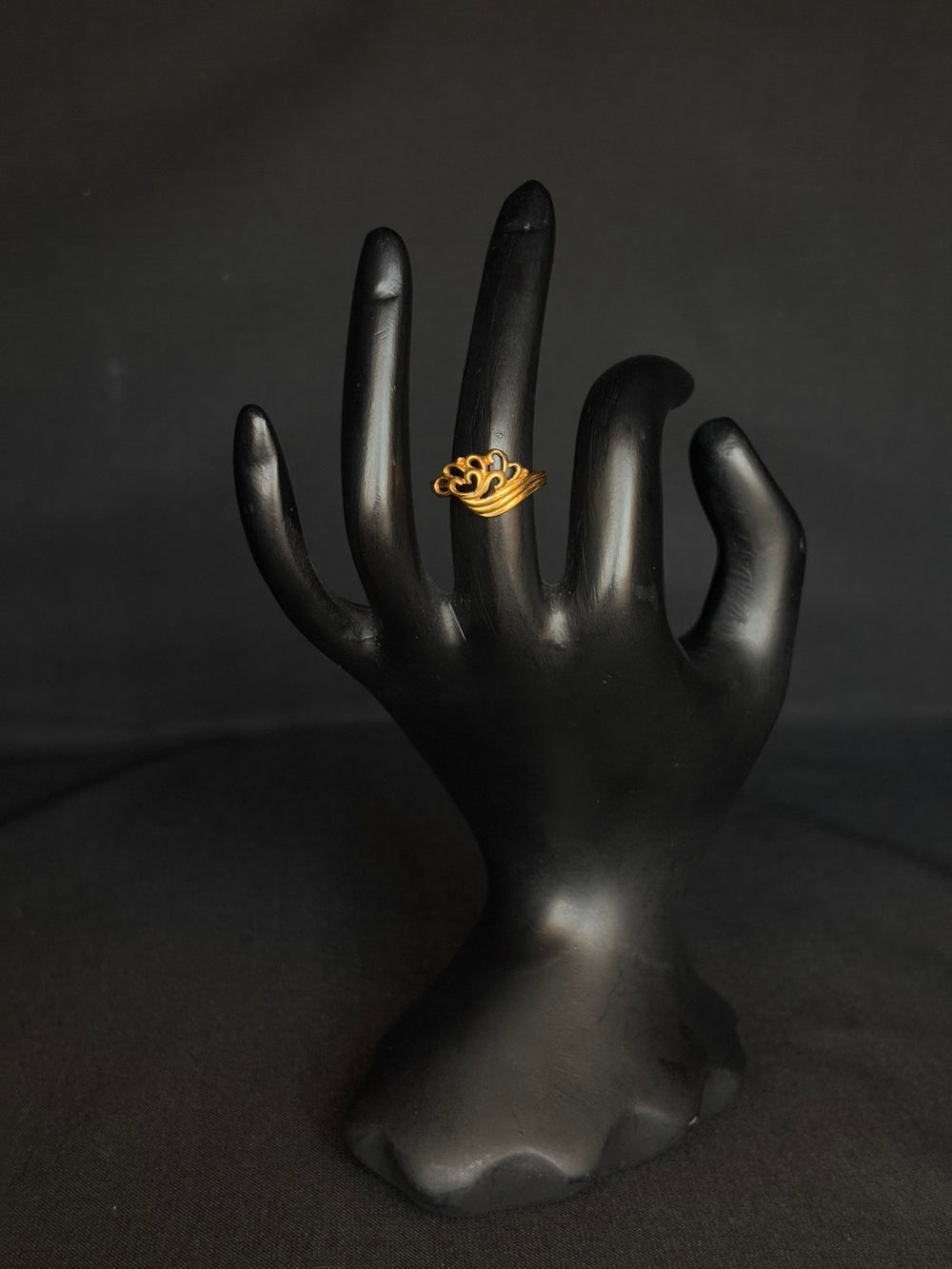 22K Gold Ladies Ring with Ornate Detailing.