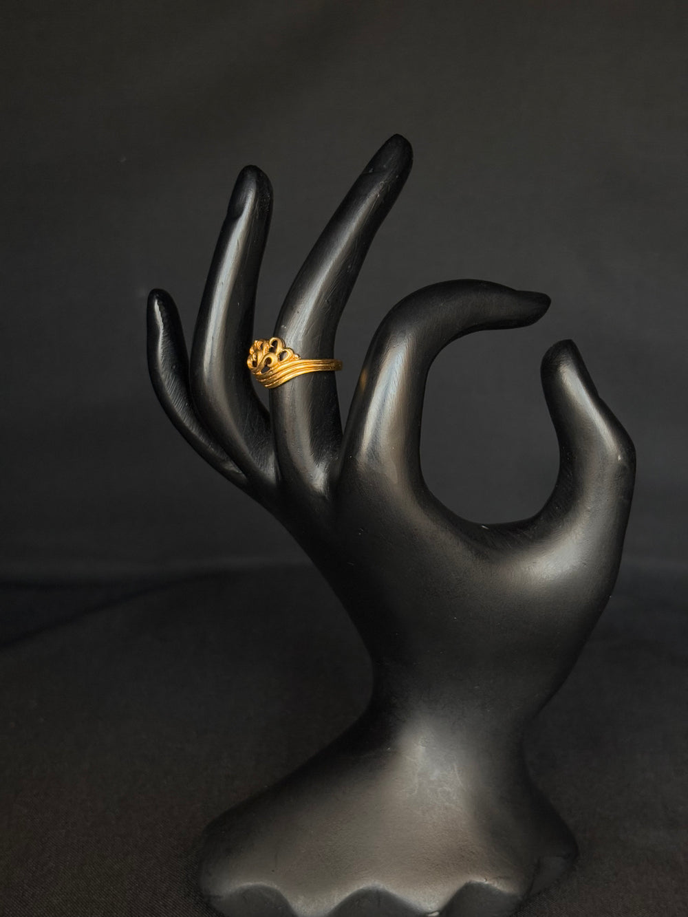 22K Gold Ladies Ring with Ornate Detailing.