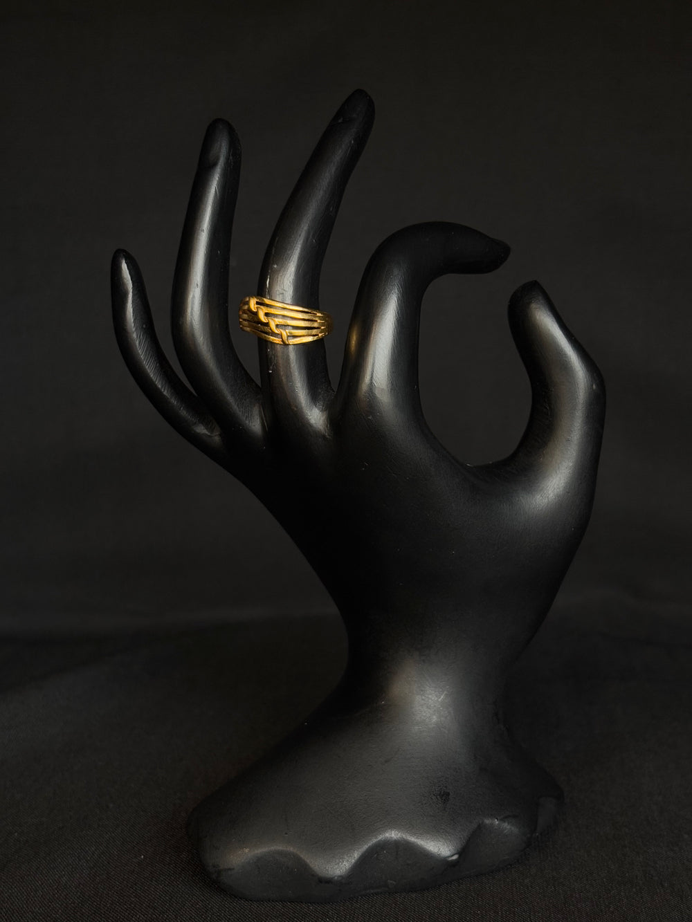 22K Gold Ladies Ring with Interwoven Band Design.