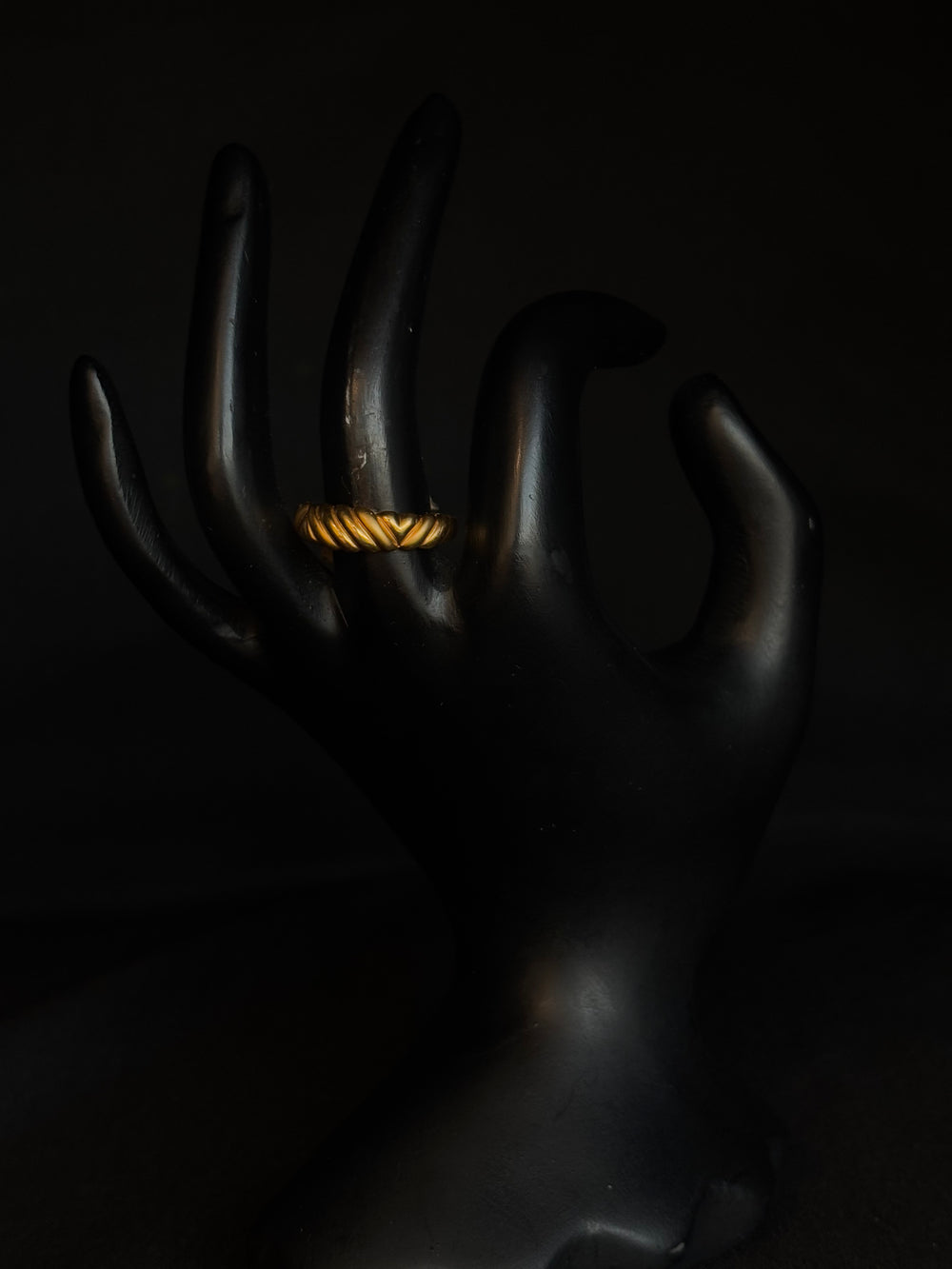 22K Gold Ladies Ring with Twisted Band Design.