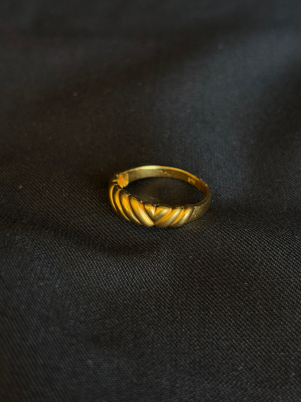 22K Gold Ladies Ring with Twisted Band Design.