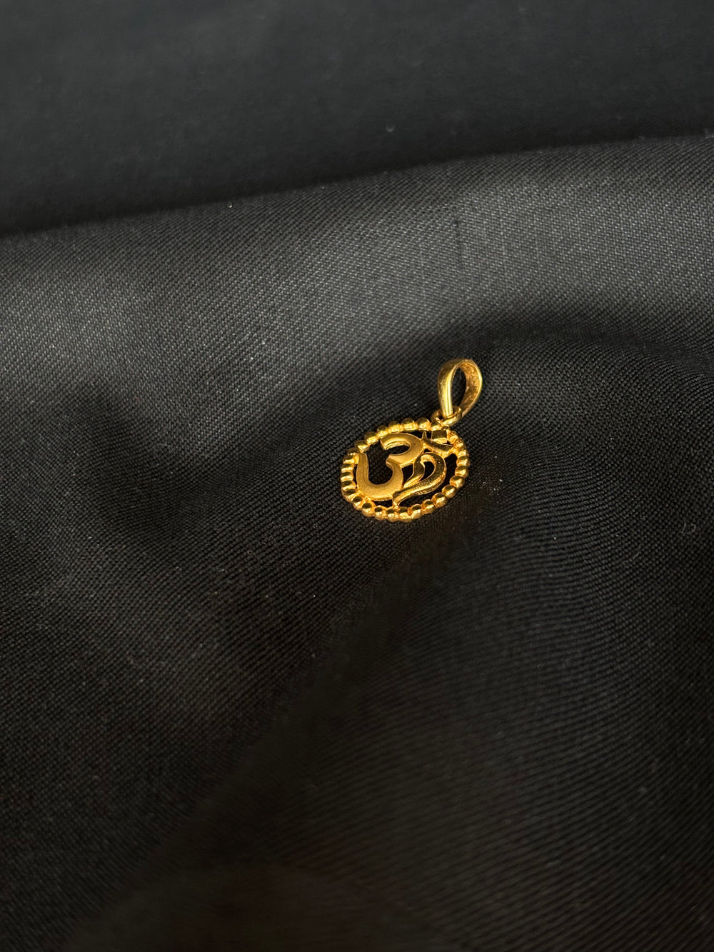 22K Gold Om Pendant – Spiritual and Elegant Design for Daily Wear