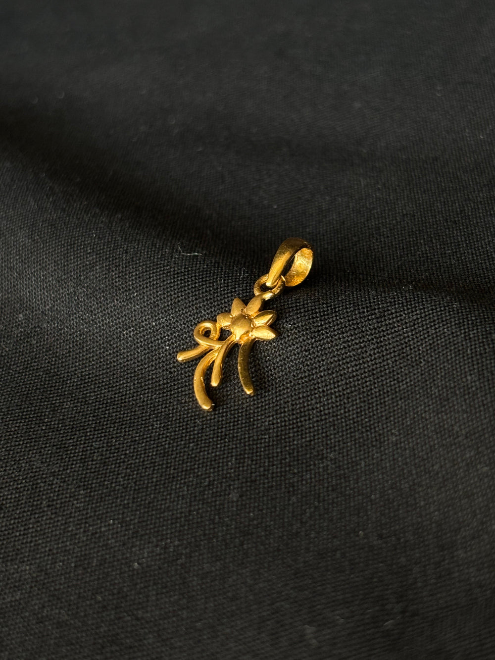 22K Gold Floral Pendant – Elegant Lightweight Design for Daily Wear
