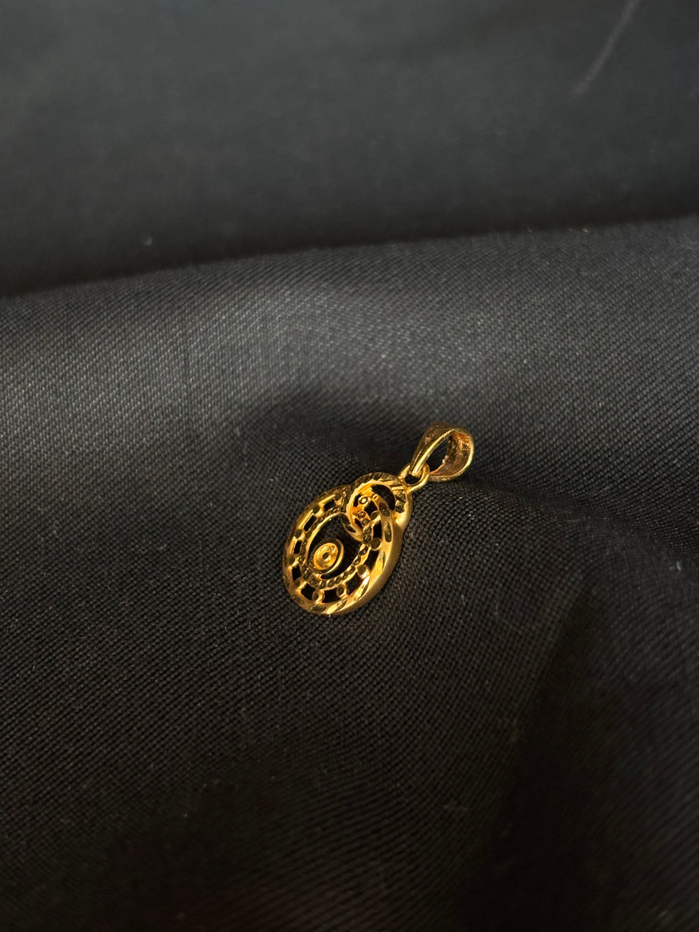 22K Gold Circular Filigree Pendant with Central Detail (Without Chain)