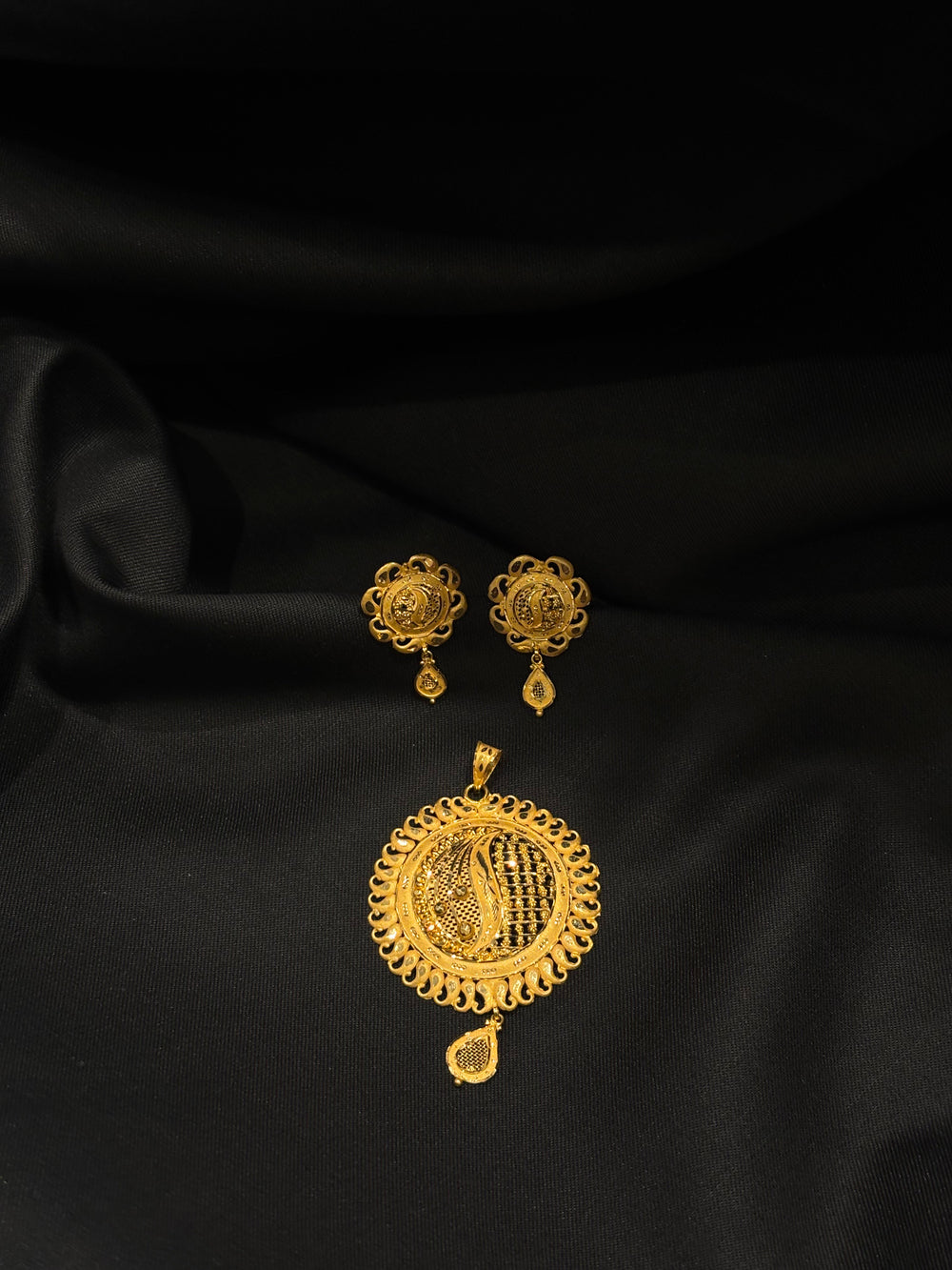 22K Gold Pendant Set with Matching Earrings. (without chain)