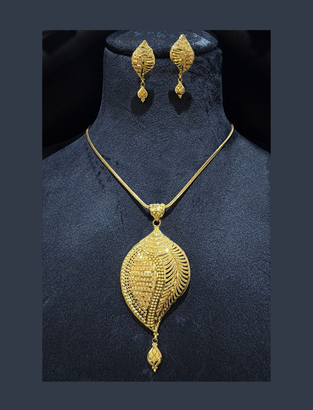 22KT Yellow Gold Filigree Necklace Set | Traditional Round Pendant & Earrings