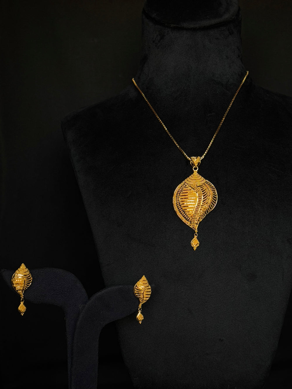 22K Gold Pendant Set with Leaf Motif & Detailed Filigree.  (without chain)