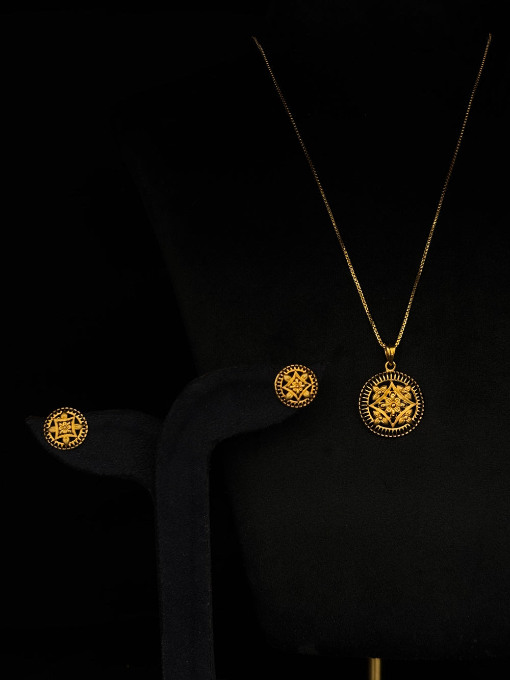 22K Gold Floral Pendant and Earrings Set with Delicate Filigree