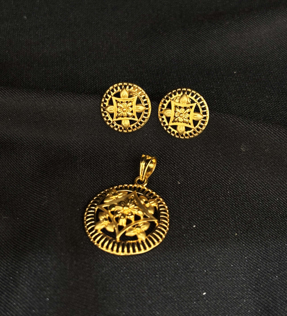 22K Gold Floral Pendant and Earrings Set with Delicate Filigree